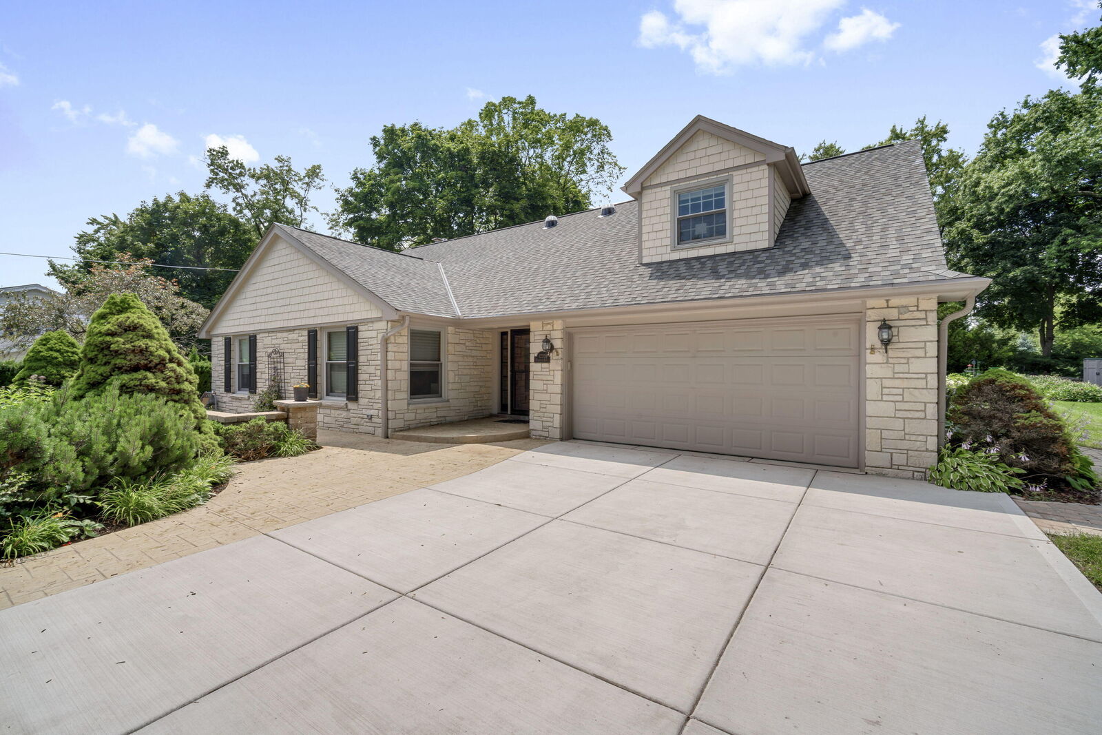 Property Photo: 1235 Fairhaven Blvd WI 53122