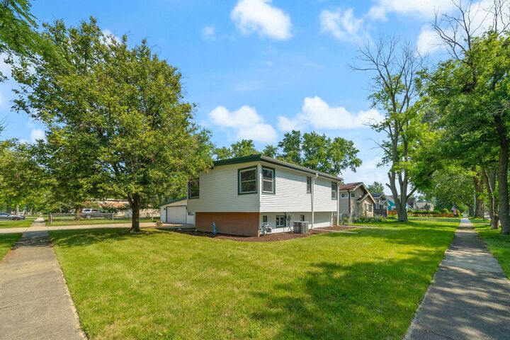 Property Photo:  383 N Lincoln Avenue  IL 60181 
