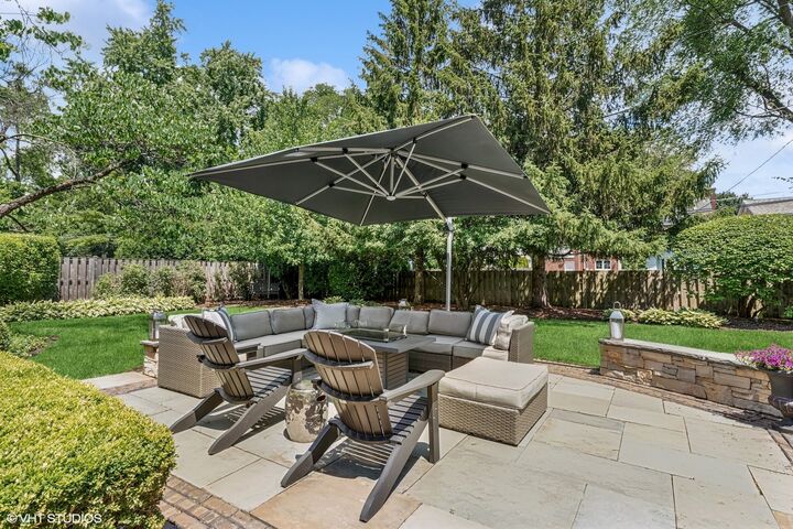 Property Photo:  423 S Beverly Lane  IL 60005 