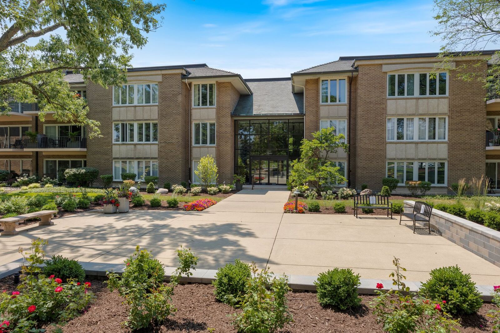 Property Photo:  2 Oakbrook Club Drive B207  IL 60523 
