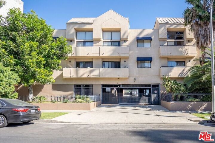 Property Photo: 326 S Manhattan Place 209 CA 90020