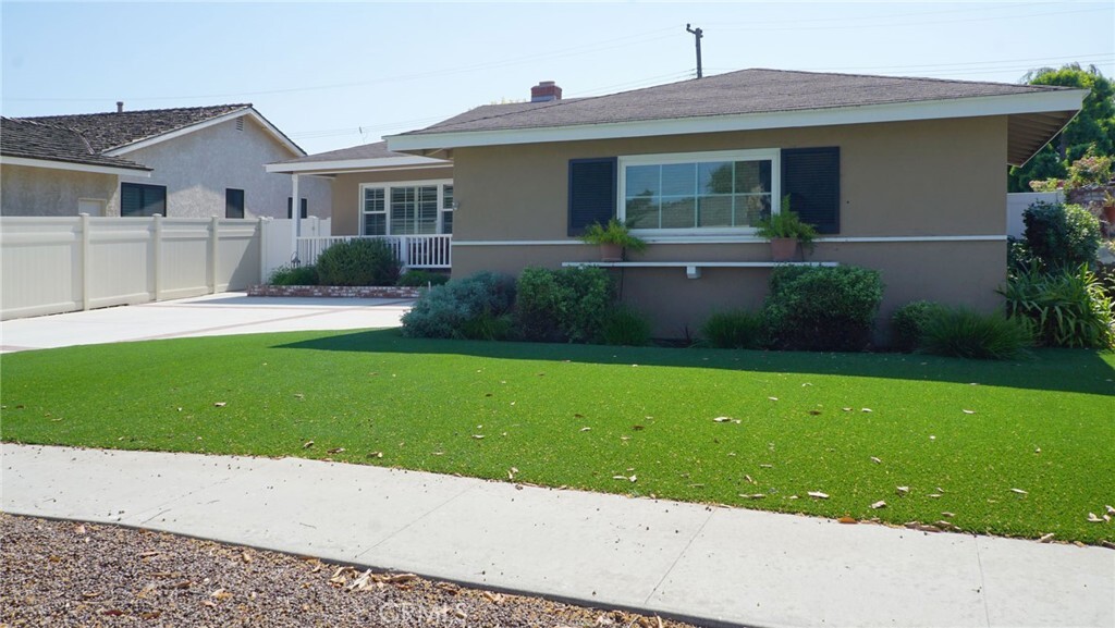 Property Photo: 865 N Karen Way CA 90815