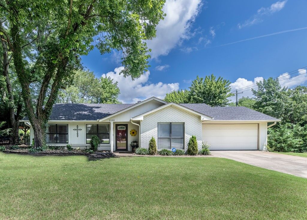 Property Photo: 2100 W Loren Circle AR 72701