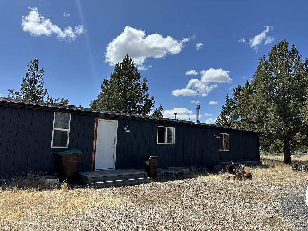 Property Photo: 1502 SE Akins Drive OR 97754