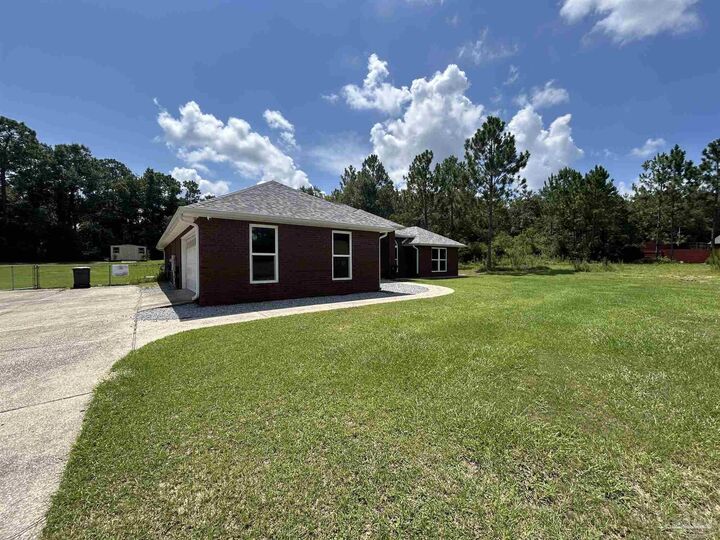 Property Photo: 150 Countri Ln FL 32533