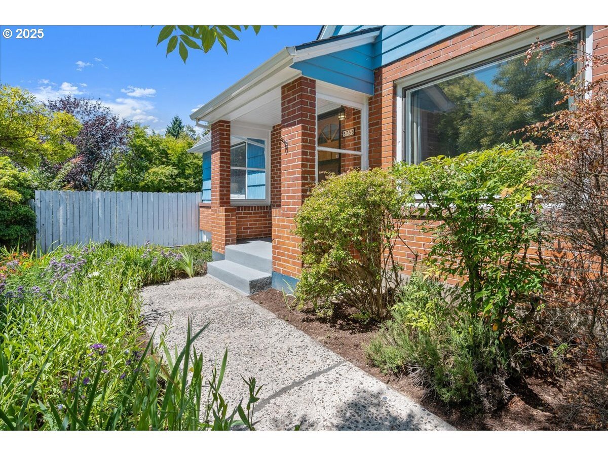 Property Photo: 5755 SE Lincoln St OR 97215