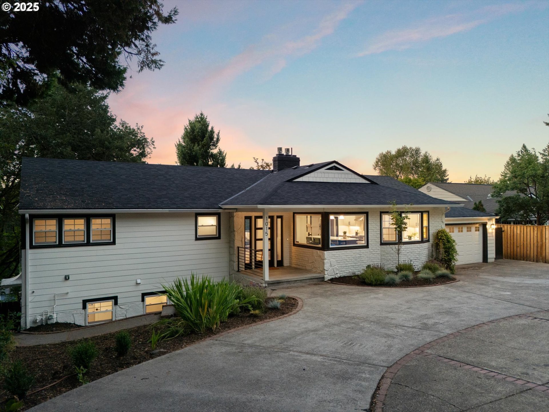 Property Photo: 1015 Southshore Blvd OR 97034