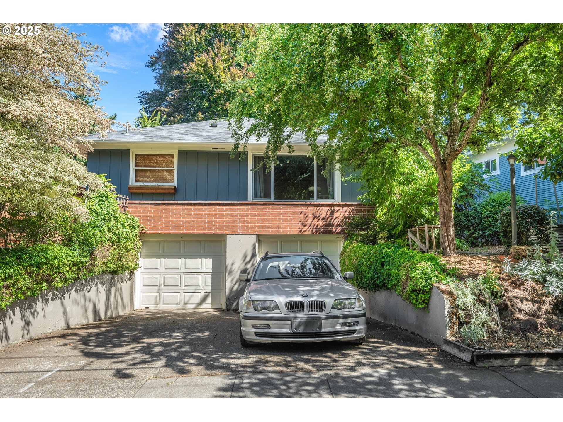 Property Photo: 3045 NE Couch St OR 97232