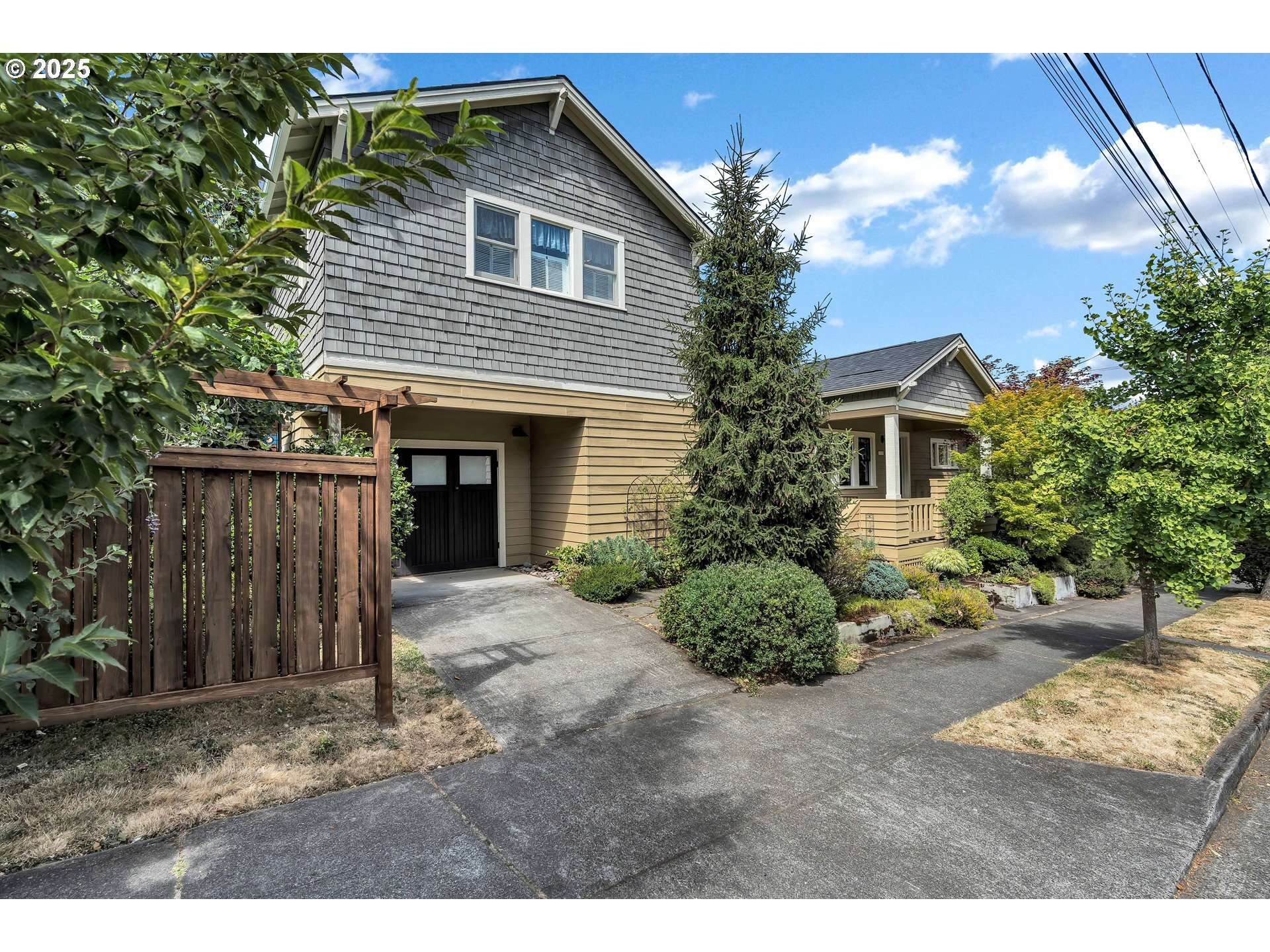 Property Photo: 1735 SE Lambert St OR 97202