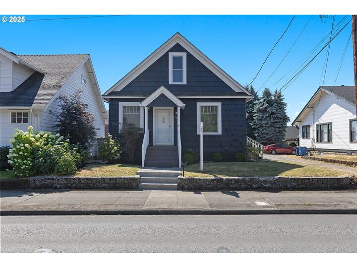 Property Photo:  924 NE 3rd Ave  WA 98607 