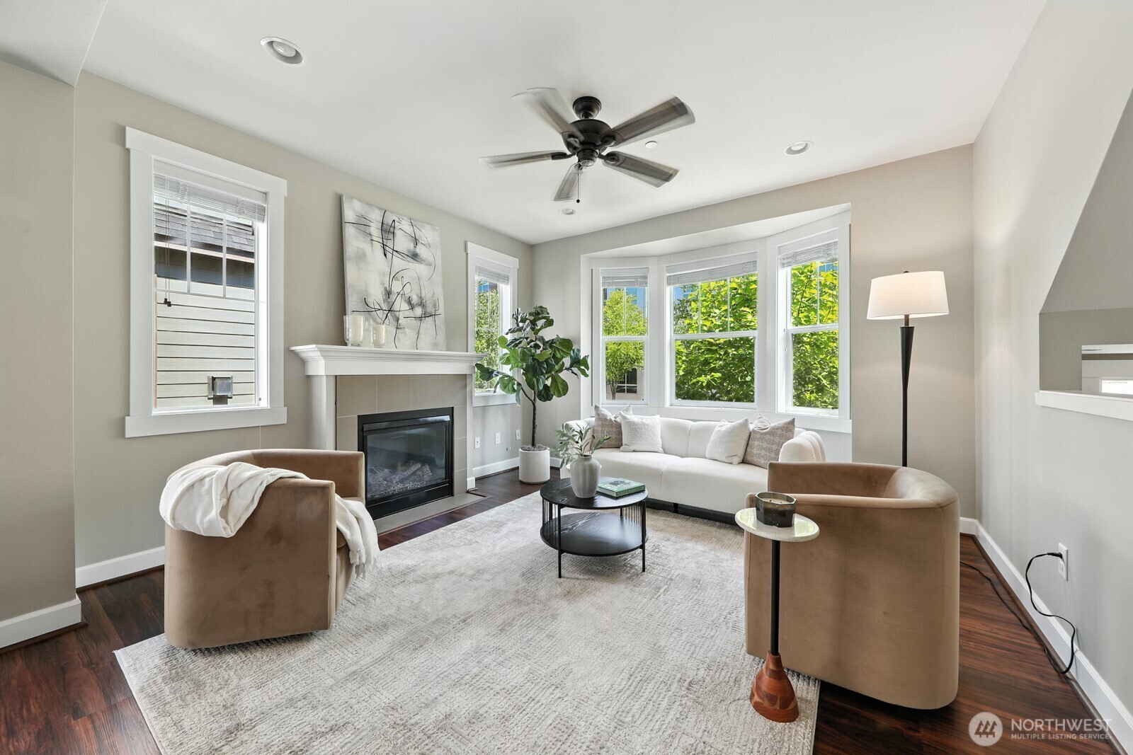 Property Photo:  1021  10th Avenue NE  WA 98029 