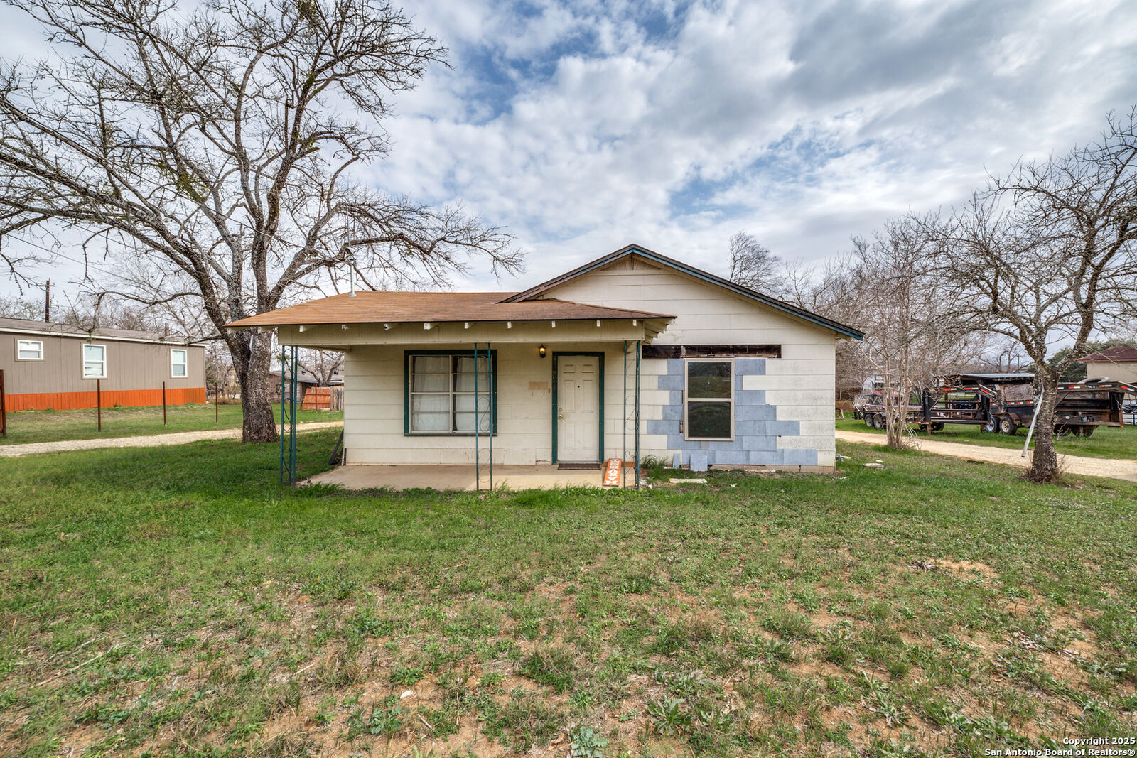 Property Photo: 914 Trail TX 78114