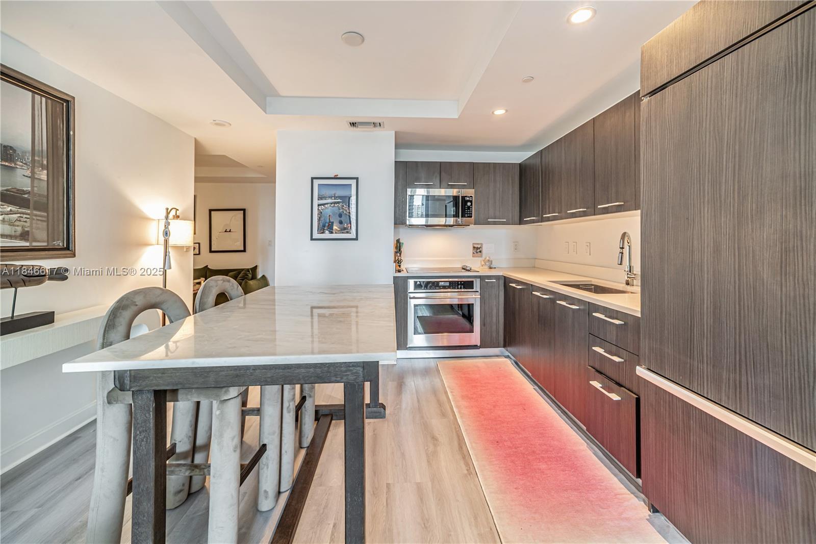 Property Photo:  45 SW 9th St 1204  FL 33130 