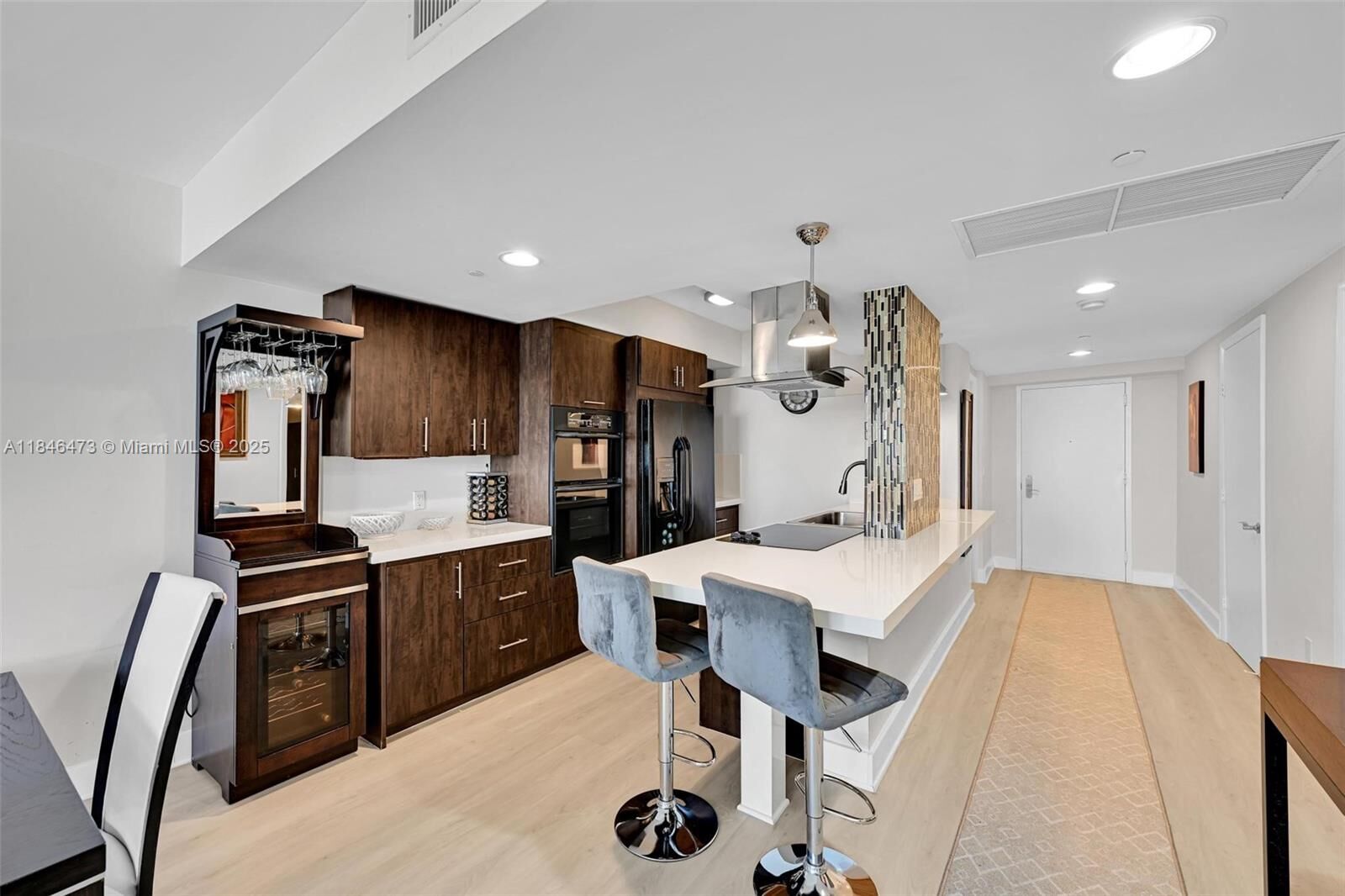 Property Photo:  1850 S Ocean Dr 1907  FL 33009 
