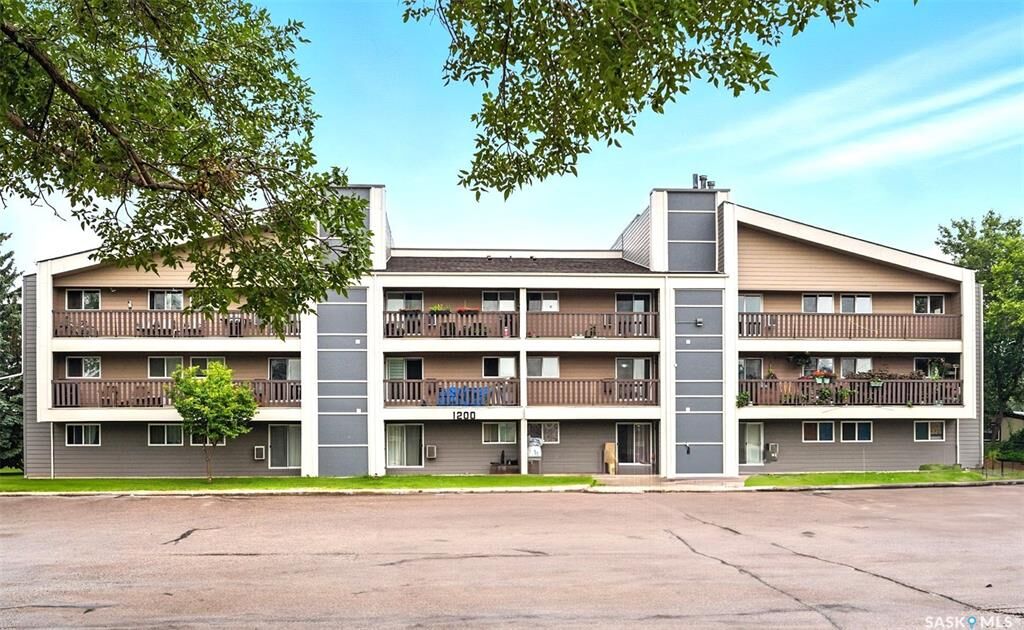 Property Photo: 425 115th Street E 1237 SK S7N 2E5