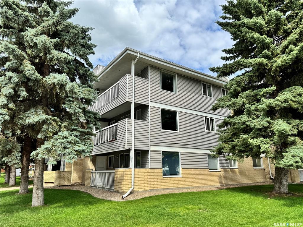 Property Photo: 706 Confederation Drive 303 SK S7L 5R7