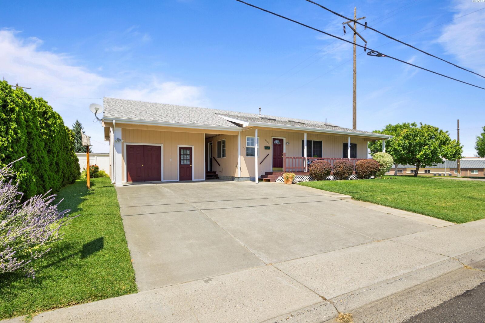 Property Photo:  1404 Longfitt St  WA 99354 