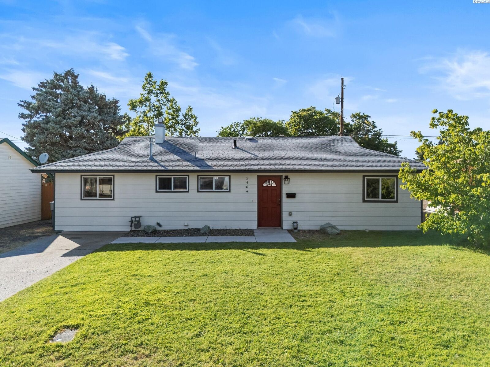 Property Photo: 2404 Dallas St WA 99352