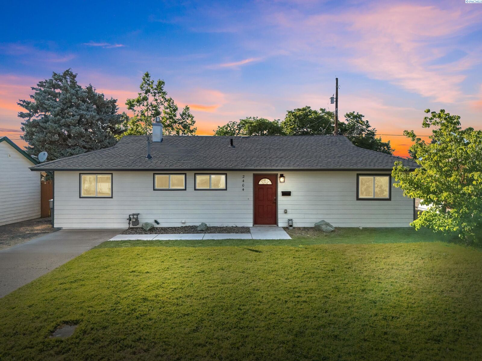 Property Photo:  2404 Dallas St  WA 99352 