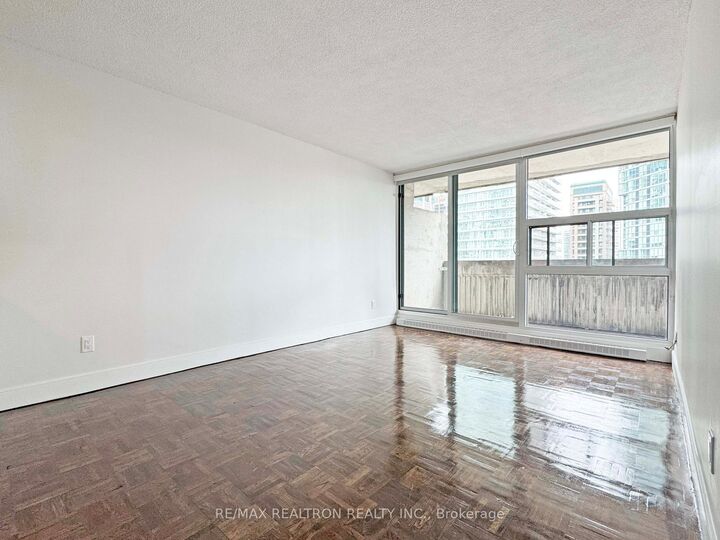 Property Photo: 33 Isabella Street 2711 ON M4Y 2P7