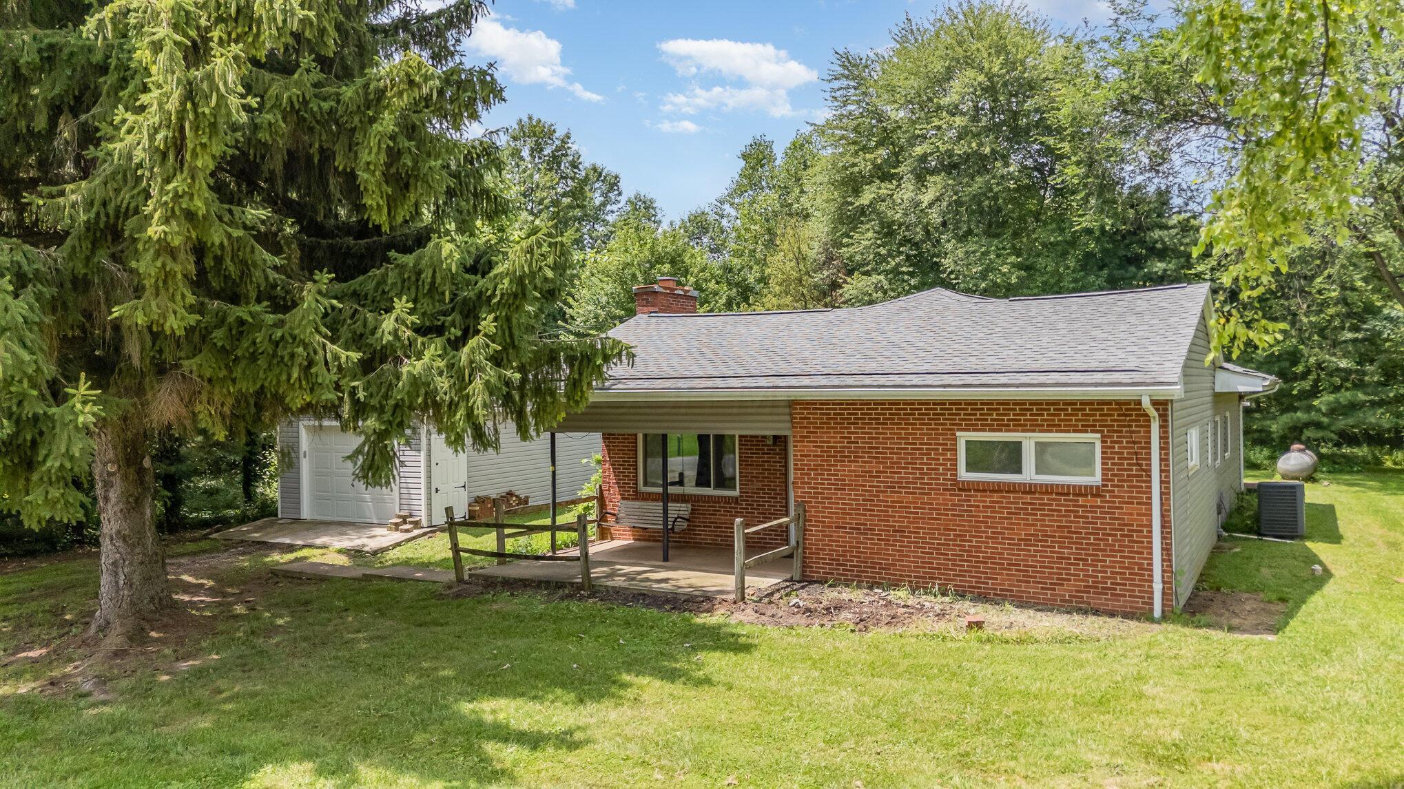 Property Photo: 5552 Summit SW Road OH 43062