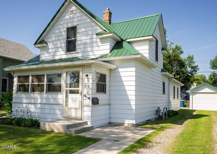 Property Photo: 212 3rd Avenue SW ND 58401