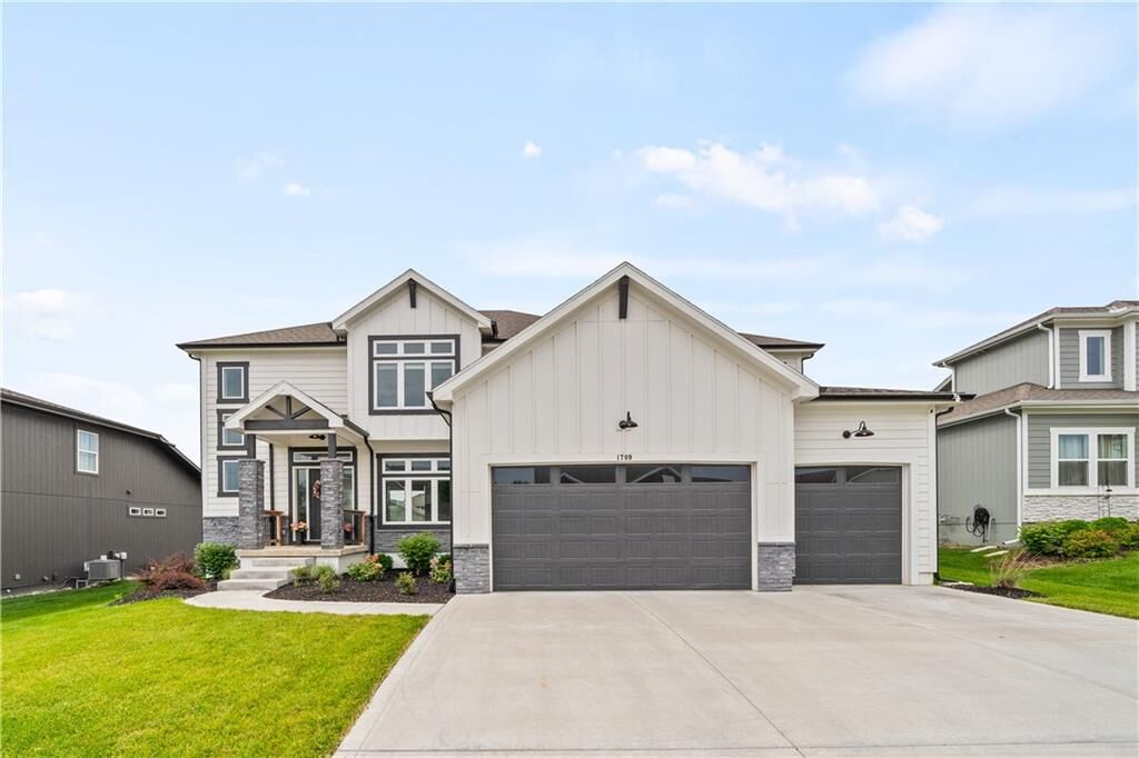 Property Photo: 1709 SW Hightown Drive MO 64082