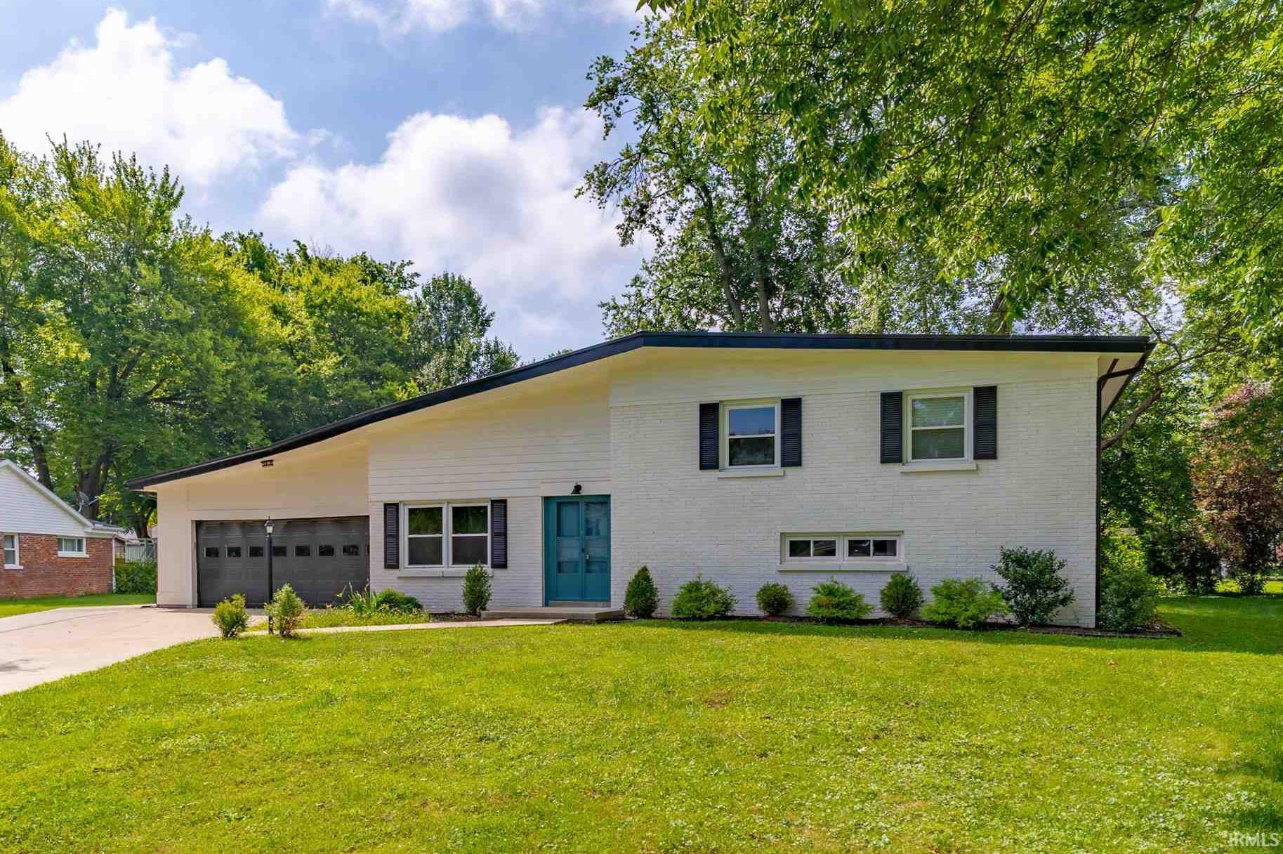 Property Photo: 6701 E Oak Street IN 47715