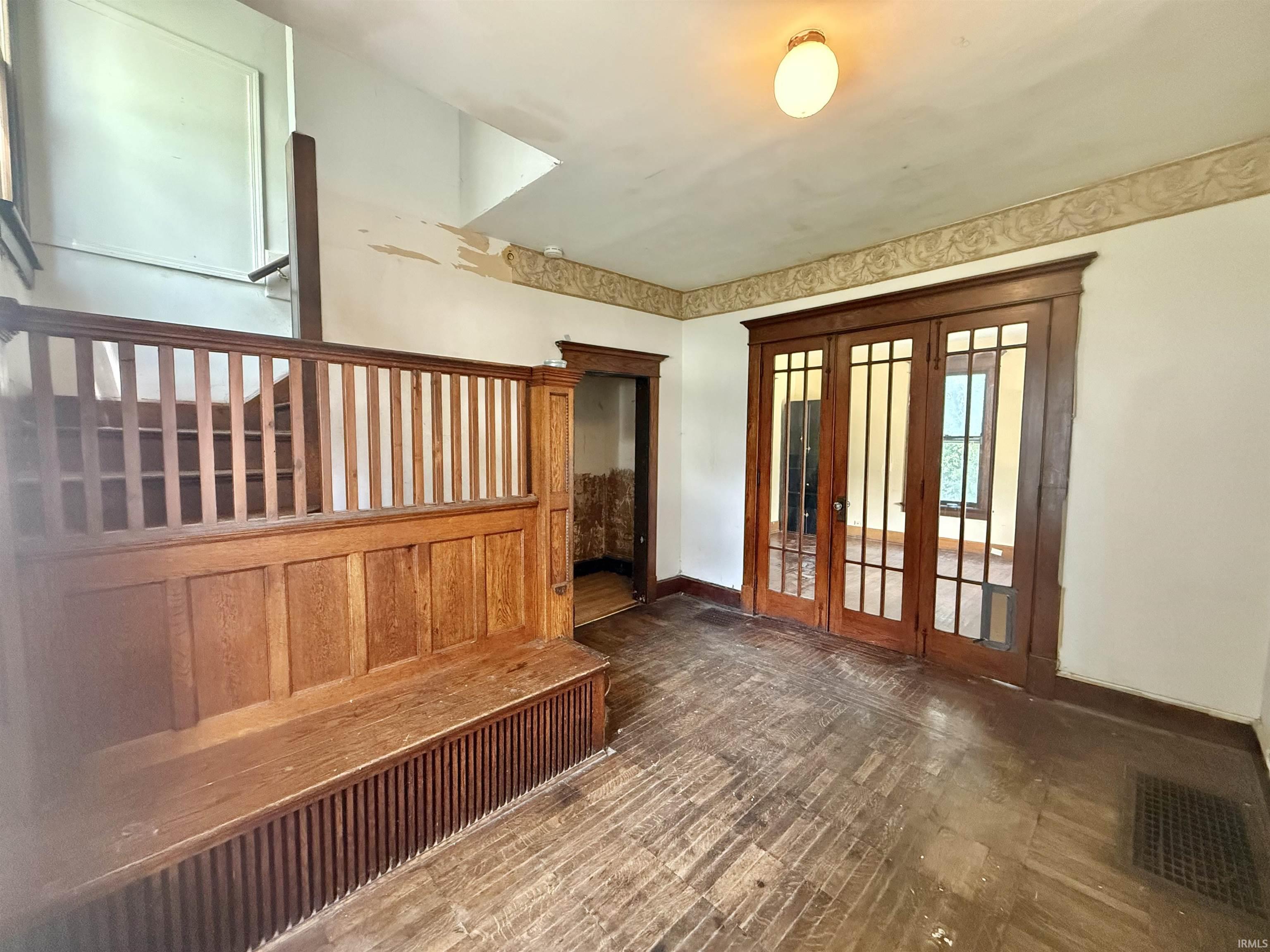 Property Photo:  630 E Gum Street  IN 47713 