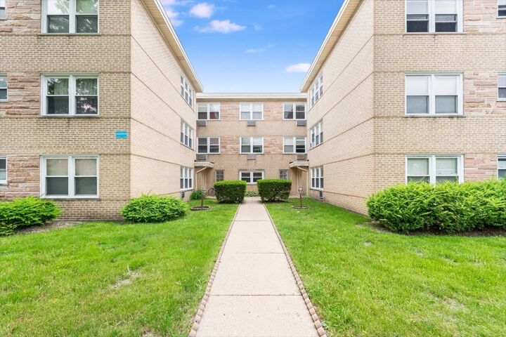 Property Photo:  4629 Main Street 3B  IL 60076 