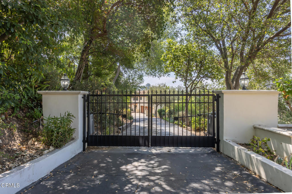 Property Photo: 3643 Hampstead Road CA 91206