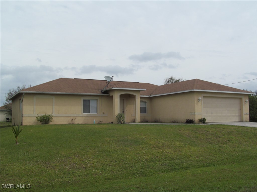 Property Photo: 335 Pinehurst Avenue FL 33974