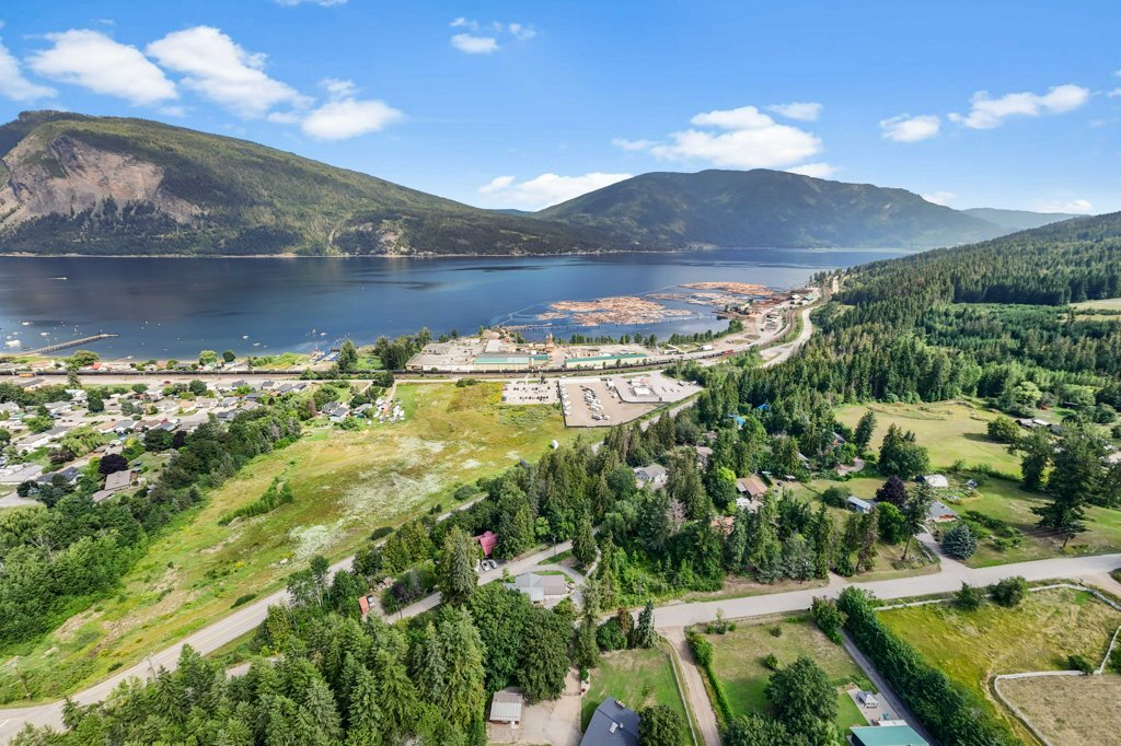 Photo de la propriété: 5790 70 Avenue BC V0E 1K0