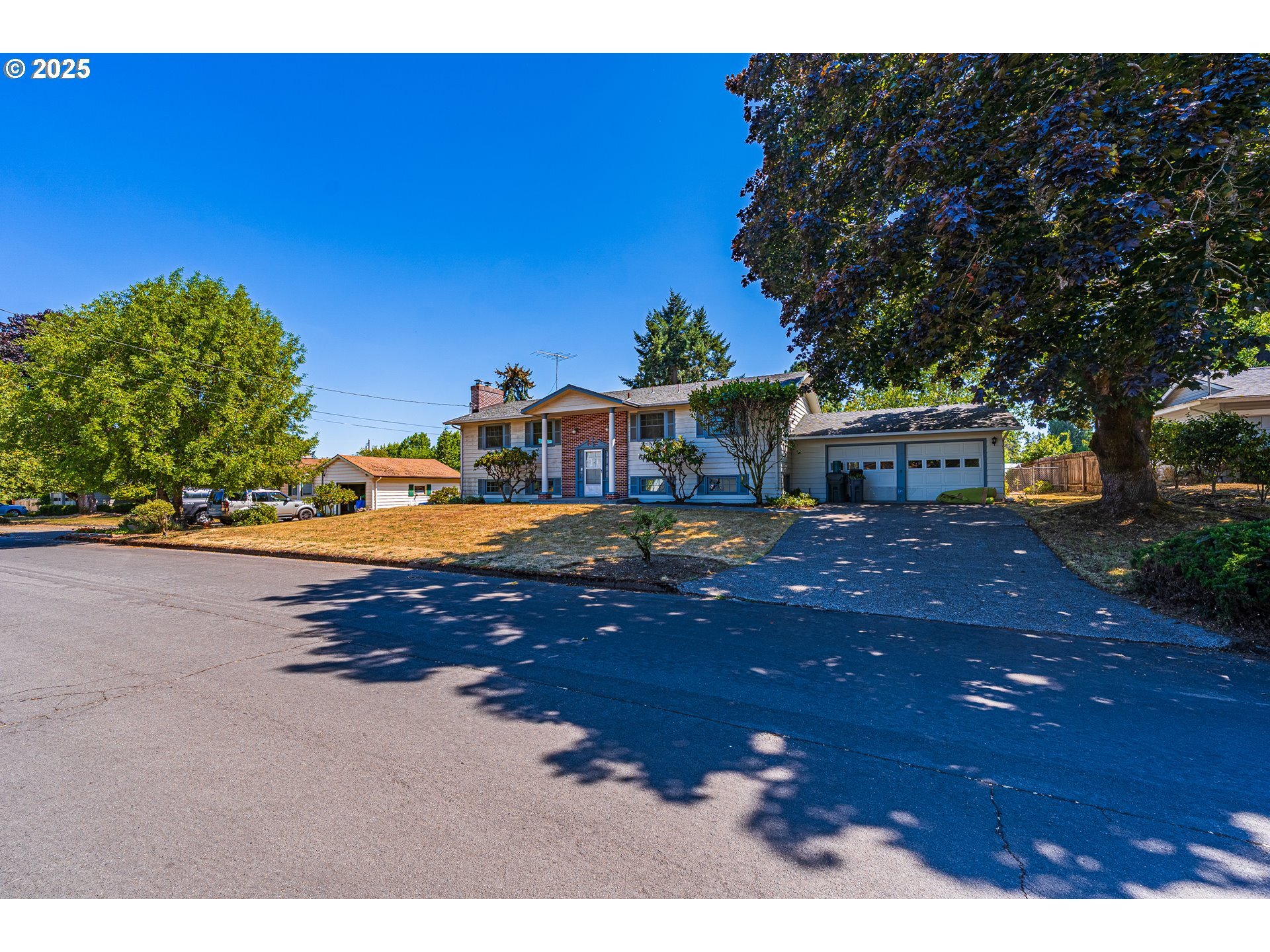 Property Photo: 610 Apple Blossom Ave OR 97303