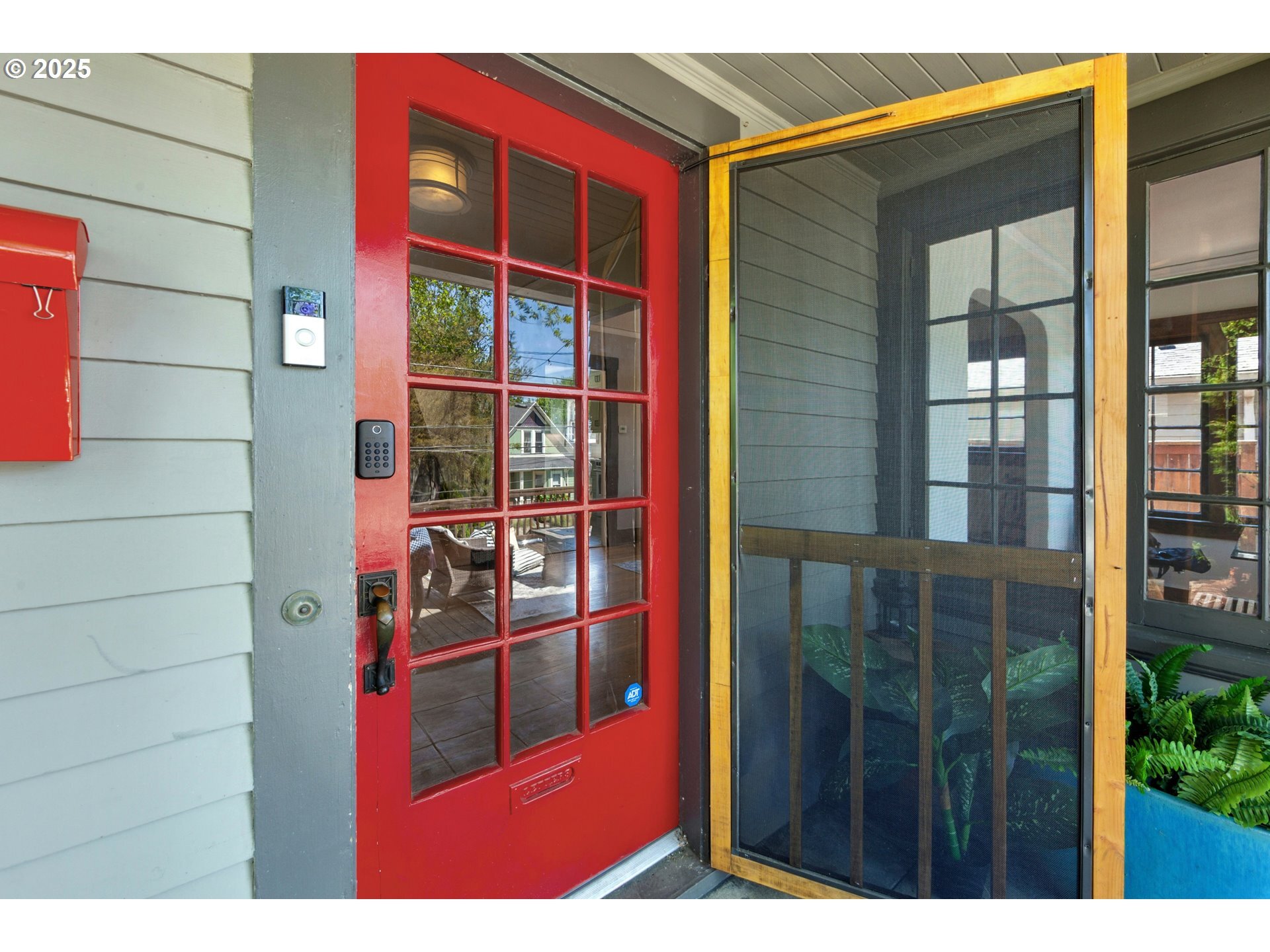 Property Photo: 2736 SE Stark St OR 97214