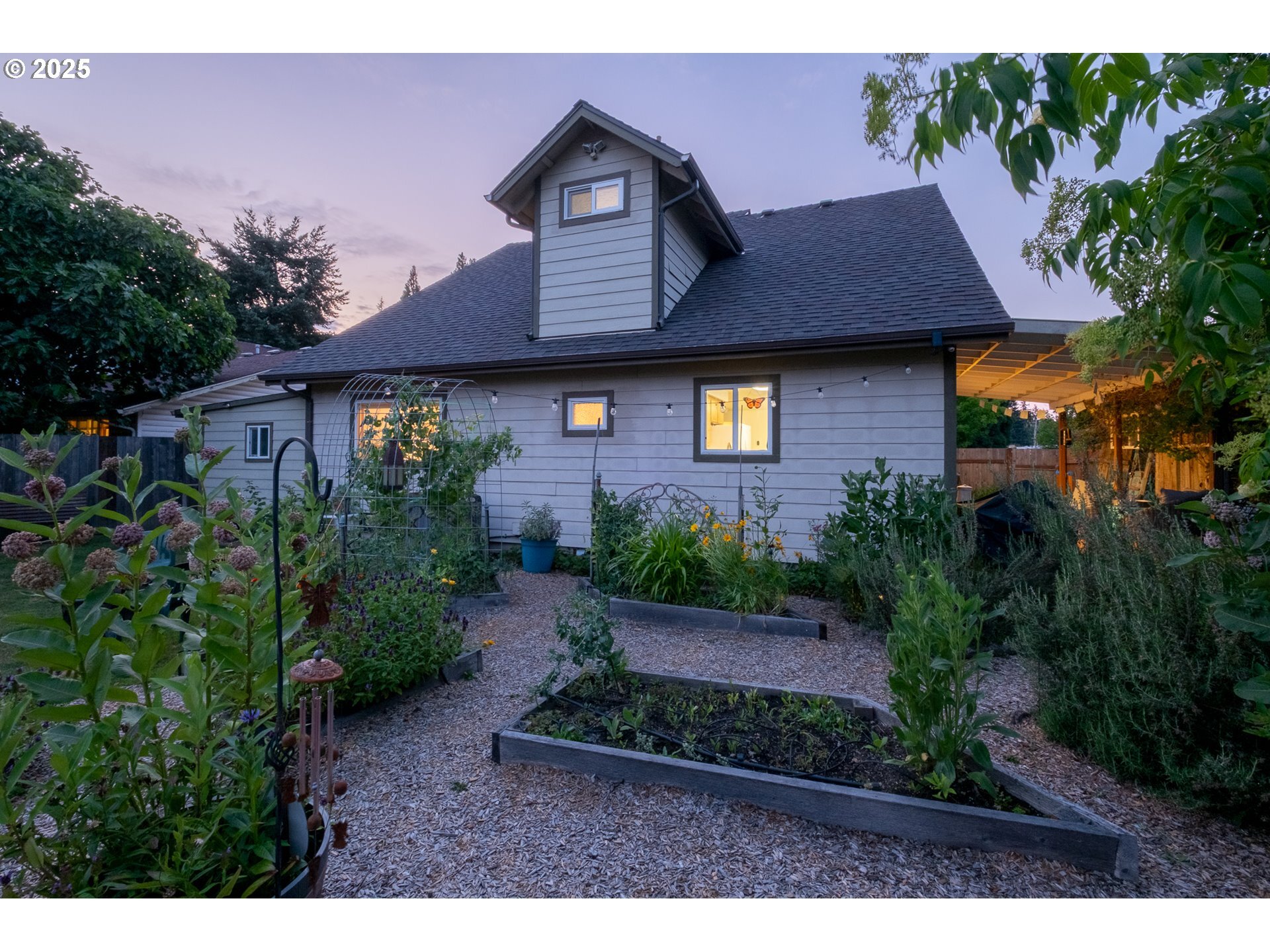 Property Photo: 902 NW Oak Ave OR 97330