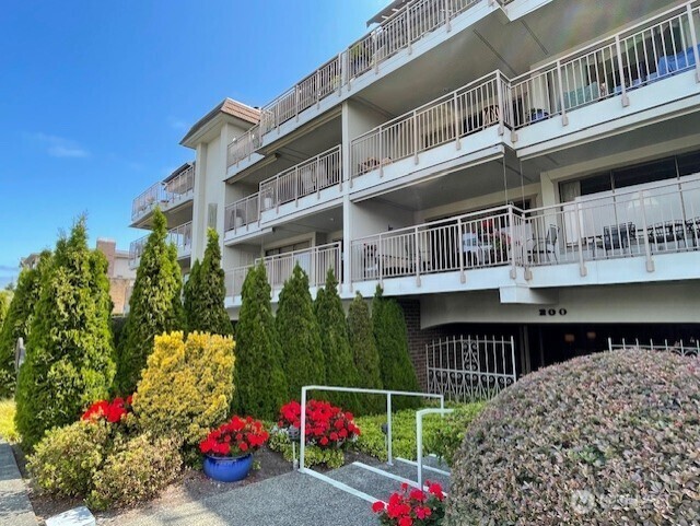 Property Photo: 200 Second Avenue N 104 WA 98020