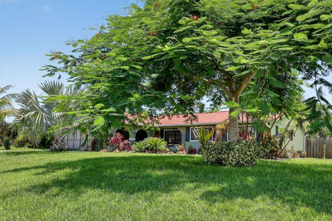 Property Photo:  401 NE Oleander Avenue  FL 34952 