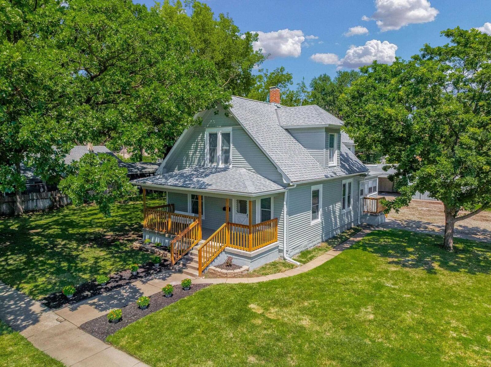 Property Photo:  204 N Elizabeth St  KS 67203 