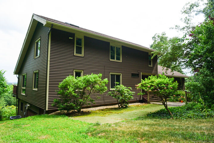Property Photo:  1450 Mount Carmel Avenue  CT 06518 