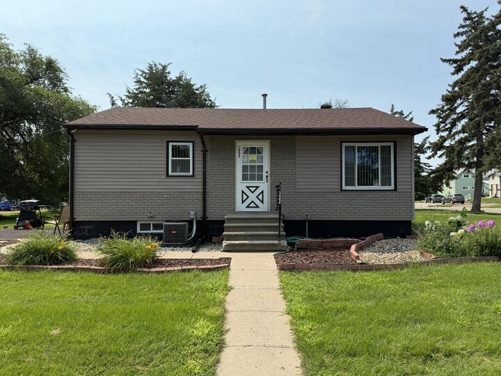 Property Photo:  1002 SE 7th Ave  SD 57401 