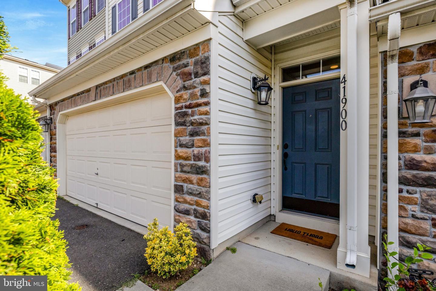 Property Photo: 41900 Diamondleaf Terrace VA 20105