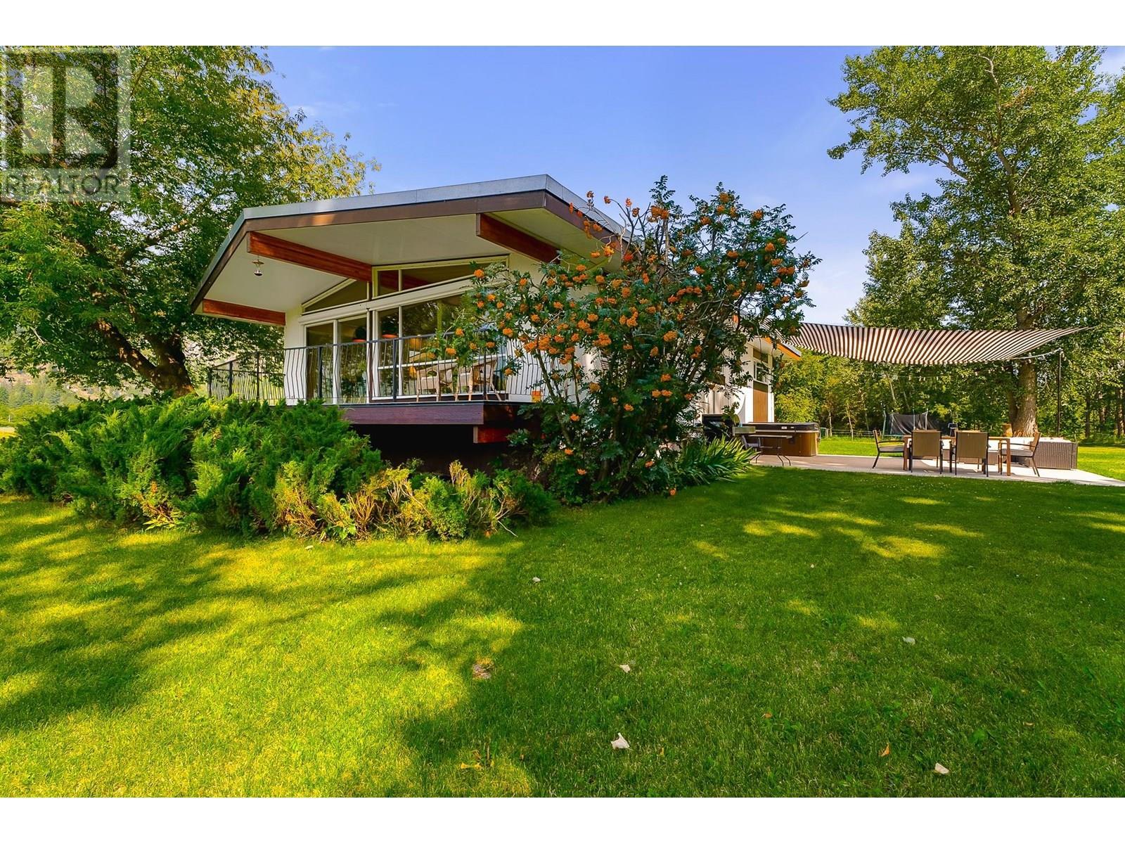 Photo de la propriété:  7161 50 Avenue Southwest  BC V1E 3C4 