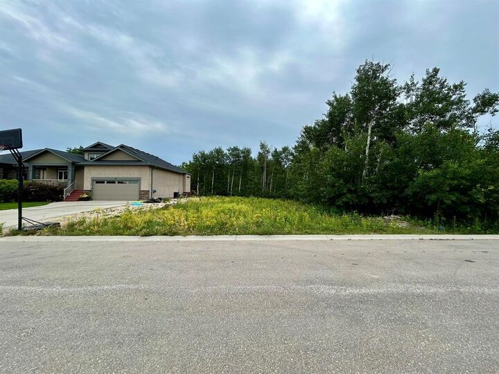 Property Photo:  2 Pearson Parkway  MB R1A 1H6 