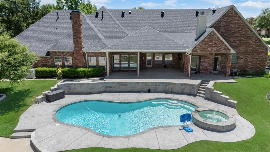 Property Photo:  2405 Somerset  TX 76065