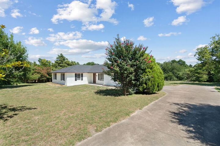 Property Photo:  102 Lakecrest Place  TX 75165 