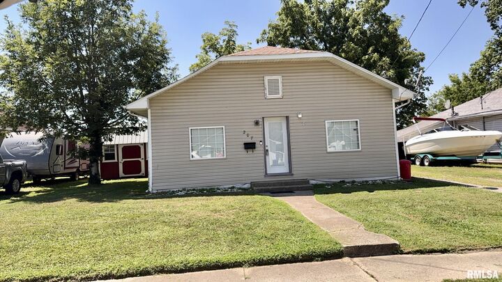 Property Photo:  207 N 7th Street  IL 62812 