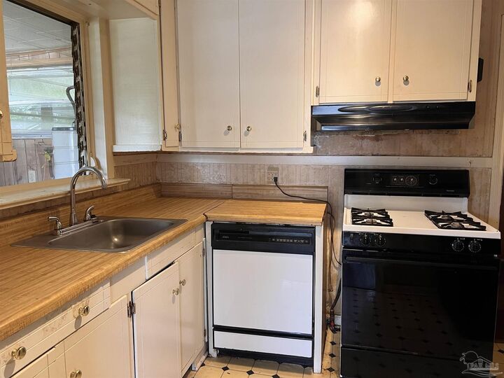 Property Photo: 16 Whitehead Dr FL 32503