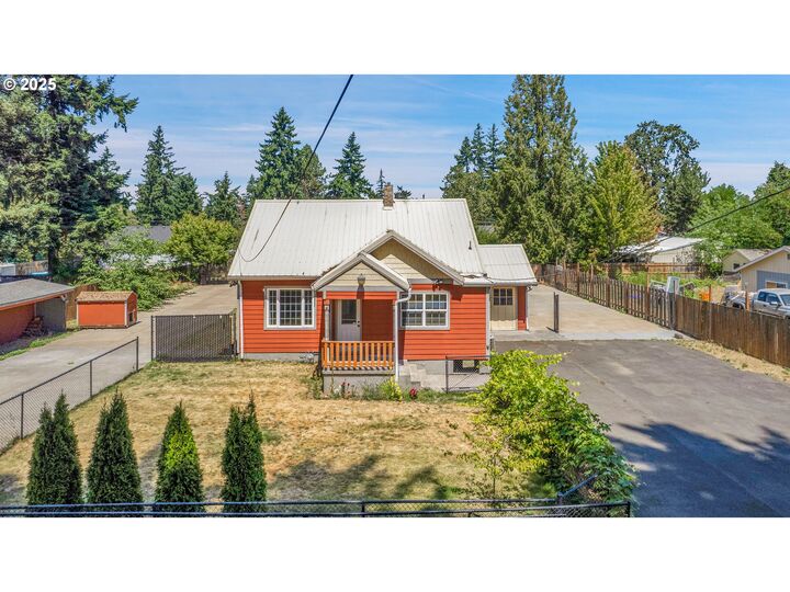 Property Photo:  6511 SE Needham St A  OR 97222 