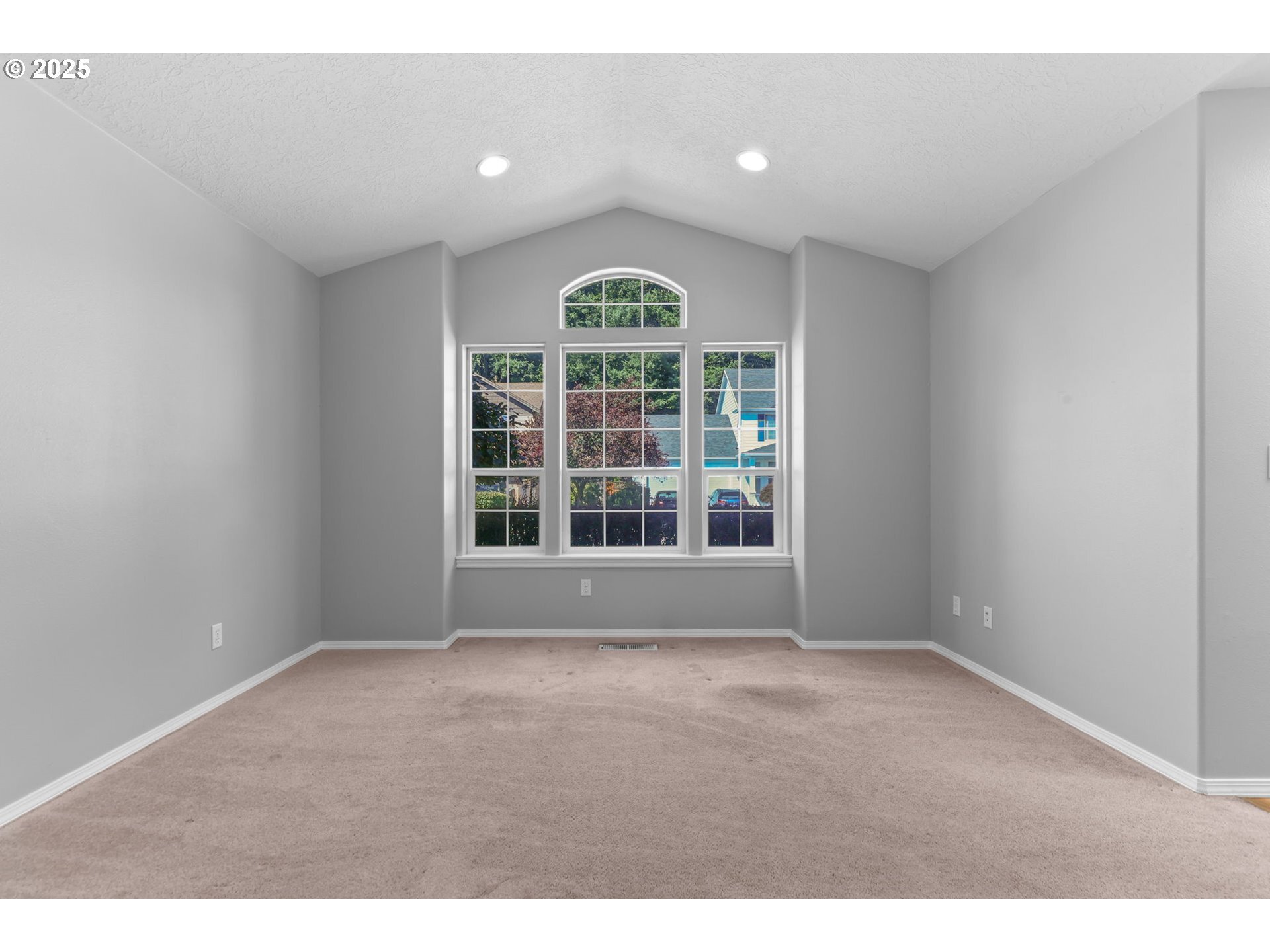Property Photo: 1620 NE 207th Pl OR 97024